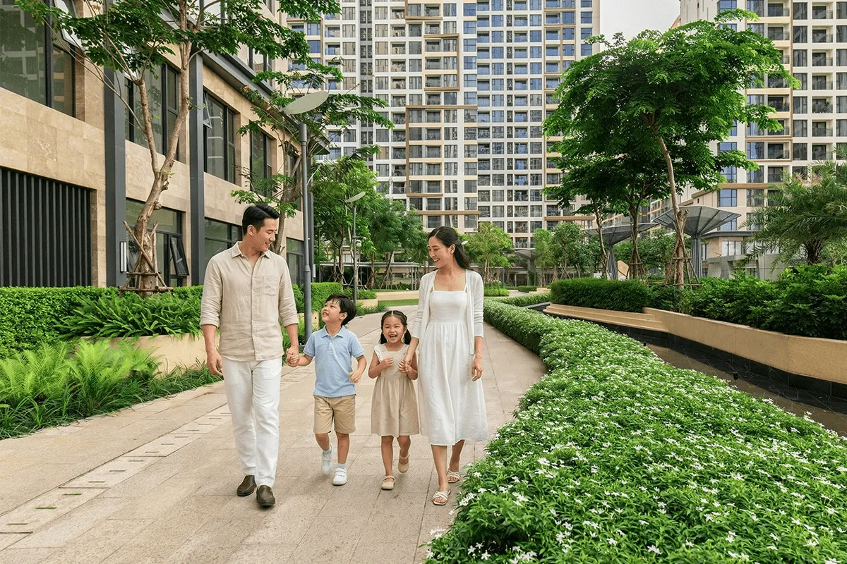 Gia đình cư dân đi dạo trong khuôn viên cây xanh dự án Masterise Homes
