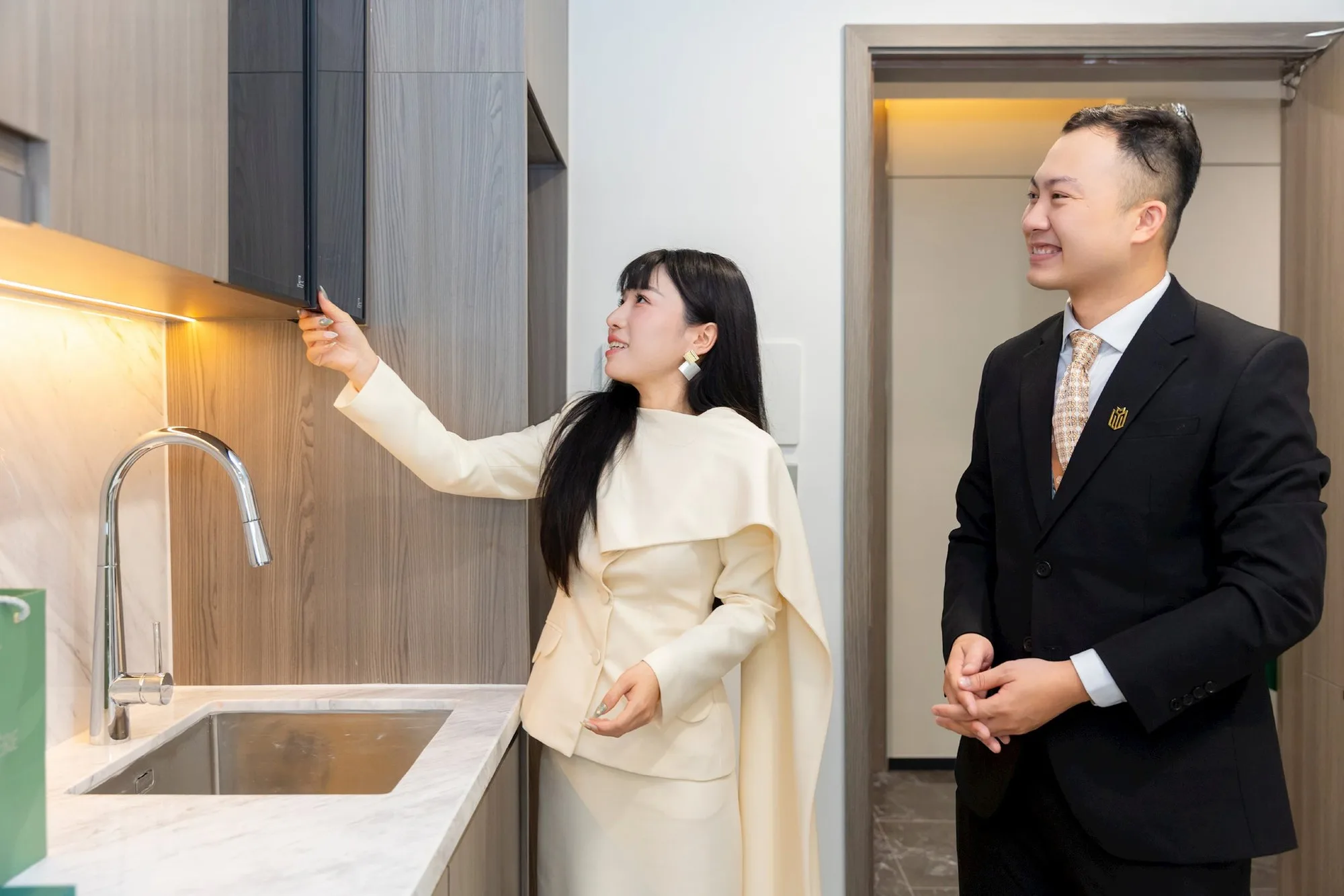 Khách hàng tham quan bếp căn hộ mẫu tại dự án Masterise Homes