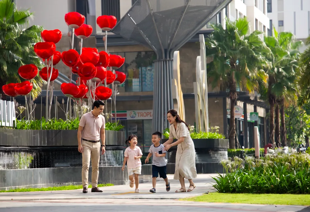Gia đình cư dân sinh hoạt tại khu tiện ích ngoài trời dự án Masterise Homes